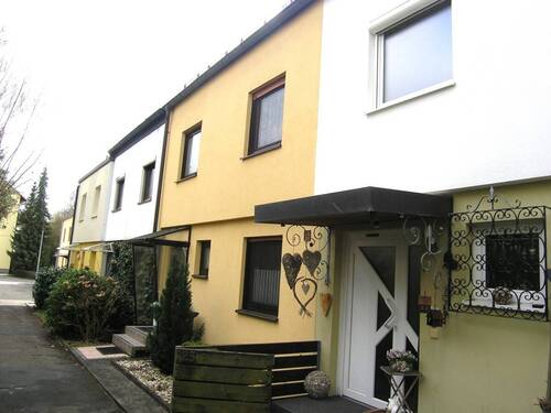 Außenansicht Fußweg - 5 Zimmer Reihenmittelhaus in Lauf