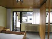 Schlafzimmer mit Balkonzugang 1.OG - 