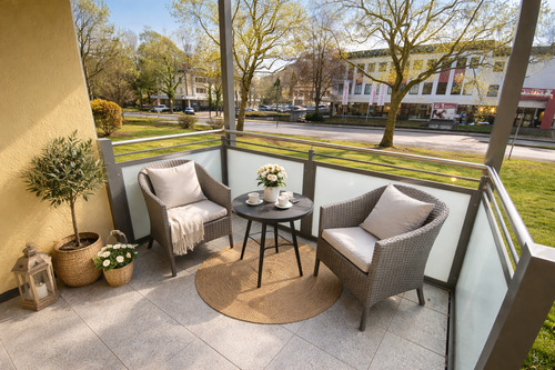 Balkon_virtuell möbliert - Einziehen & wohlfühlen - sonnige 2-Zimmer-Wohnung in Kurstadtlage