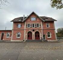 Zwangsversteigerung: Kernsaniertes Bahnhofsgebäude mit Gaststätte & Wohnungen - Sontheim an der Brenz