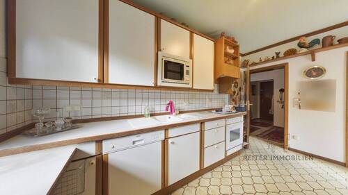 EG: Küche mit Einbauküche, Speisekammer und Zugang zum Garten - 