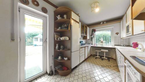 EG: Küche mit Einbauküche, Speisekammer und Zugang zum Garten - 