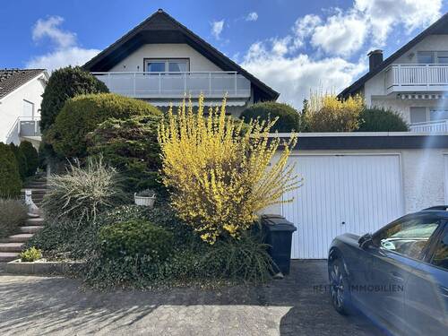 Hausansicht mit Garage und Stellplatz - 