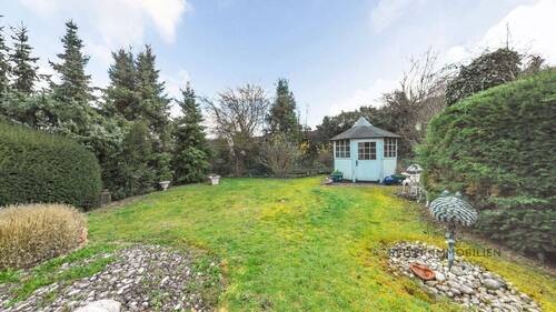 Blick in den Garten - Einfamilienhaus mit 145,00 m&sup2; in Petersberg zum Kaufen