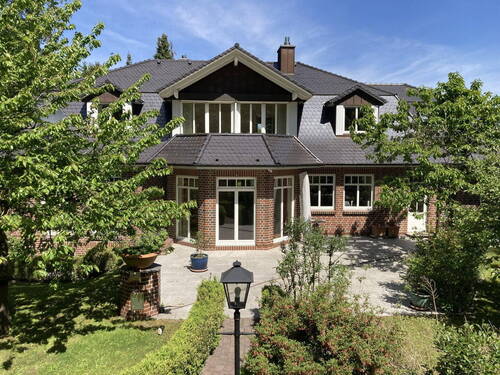 Gartenseite mit Terasse - 9 Zimmer Mehrfamilienhaus, Wohnhaus in Quickborn