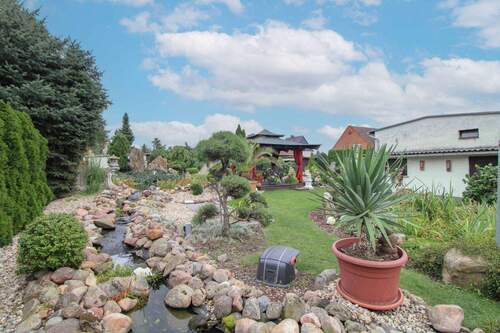 Bach und Koi Teich - Einfamilienhaus mit ELW und Photovoltaik, sowie eigene Oase im Garten