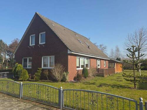 Frontansicht - Großes Wohnhaus auf schönem Grundstück mit freiem Blick auf Wiesen und Felder!