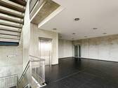 Treppenhaus mit Aufzug - 