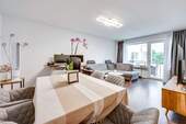Wohnzimmer - AIGNER - Vermietete, gepflegte und großzügige 2-Zimmer-Wohnung mit Balkon
