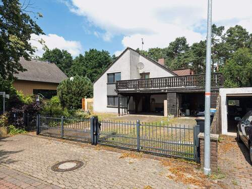 Haus mit Garage - 8 Zimmer Mehrfamilienhaus, Wohnhaus in Lindwedel