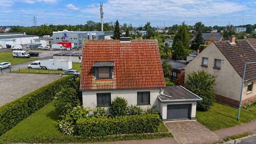 Außenansicht mit Grundstück Er - WOHNHAUS DESSAU-ROSSLAU - 140.000,00&nbsp;EUR Kaufpreis, ca.&nbsp; 120,90&nbsp;m&sup2;&nbsp;Wohnfl&auml;che