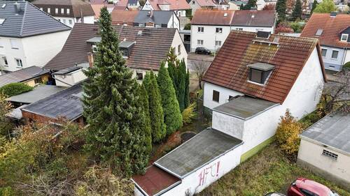 Von außen seitlich - 5 Zimmer Einfamilienhaus in Dessau-Rosslau