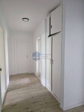 Flur - Etagenwohnung mit 61,80 m&sup2; in Bergen zur Miete