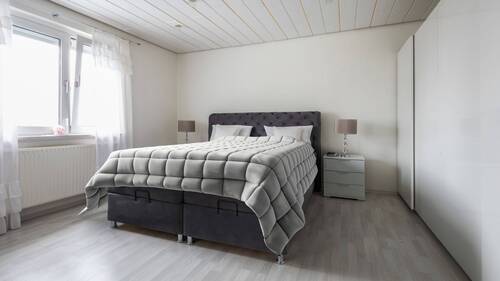 Schlafzimmer 2 - Großzügige Drei-Zimmer-Wohnung mit Garagenstellplatz und traumhafter Aussicht in Stuttgart-Rohr