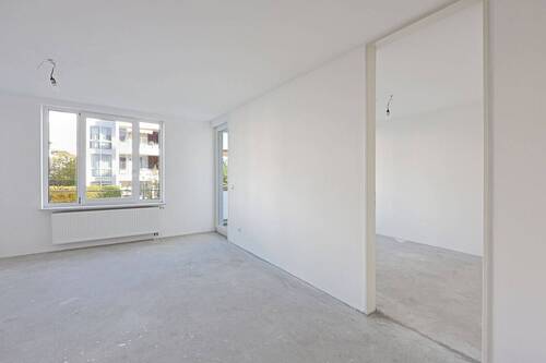 Geräumiges und helles Wohnzimmer - 2 Zimmer Etagenwohnung zum Kaufen in Hamburg