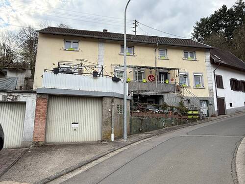Straßenansicht - Familiendomizil: Umfangreich saniertes Haus in Gehrweiler zu verkaufen