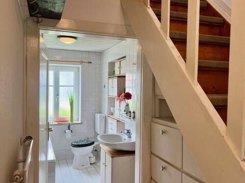 Flur mit Blick zum Bad - 