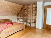 Schlafzimmer mit Einbauregal - 
