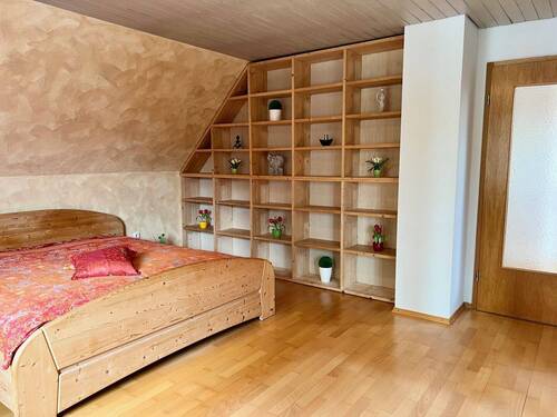 Schlafzimmer mit Einbauregal - 