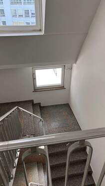 Treppenhaus - Etagenwohnung mit 92,00 m&sup2; in Frankfurt am Main zur Miete