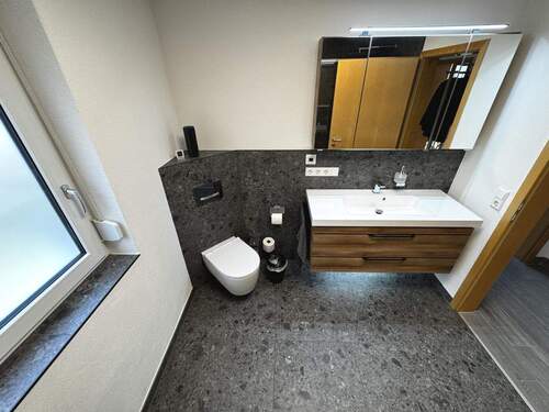 Neuwertiges Badezimmer - 