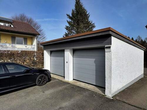 Garagen mit Sektionaltor - Mehrfamilienhaus, Wohnhaus mit 244,00 m&sup2; in Isny zum Kaufen