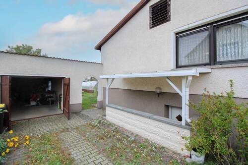 Garage und Eingang zum Keller - 3 Zimmer Einfamilienhaus zum Kaufen in Velten