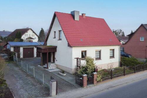 Straßenansicht (Südwest) - Kompaktes Wohnen: Massives EFH mit Garten und Nebengebäude in Gartz (Oder)