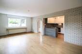 Wohnzimmer mit offener Küche - Moderne 2-Zi.- Souterrainwohnung mit separatem Eingang, schicker EBK und Stellplatz in LEV-Opladen
