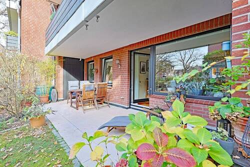 Terrasse für gemütliche Momente im Sonnenschein - Ruhig und zentral: Großzügige Erdgeschosswohnung in Sasel