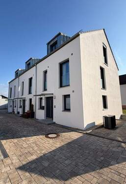 Bild 1 - Modernes Reihenendhaus mit Photovoltaik, hochwertiger Ausstattung und sonnigem Garten in Schwandorf!
