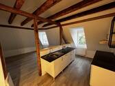 Küchen + Wohnbereich - Stilvolles Wohnen über den Dächern der Stadt: Kernsaniertes Loft-Juwel mit Garage & Einbauküche
