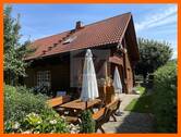 Ansicht und Garten - Skandinavischer Wohntraum: Stilvolles Blockhaus mit BüroPraxis - gepflegt & bezugsbereit *provisionsfrei