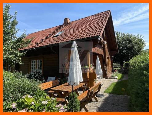 Ansicht und Garten - Skandinavischer Wohntraum: Stilvolles Blockhaus mit BüroPraxis - gepflegt & bezugsbereit *provisionsfrei