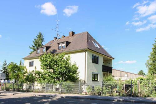 Außenansicht Südwest - Gepflegtes Einfamilienhaus mit Garten und Garagen - ideal für Mehrgenerationennutzung
