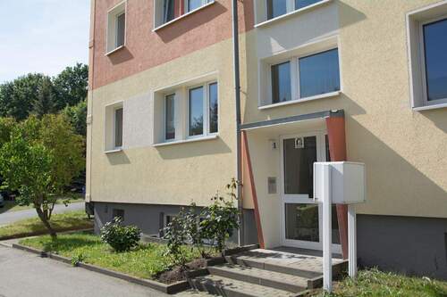 Plossenhöhe 5 - Hauseingang - 3 Zimmer Etagenwohnung in Meißen