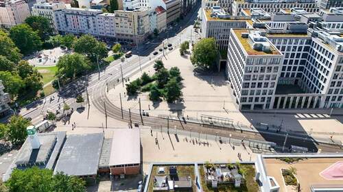 Elisbath-Schwarzhaupt-Platz mit vielfältigen Anbindungsmöglichkeiten des ÖPNV - 