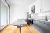 Moderne Einbauküche mit Zugang zur Loggia - 
