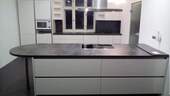 offene Küche mit Küchenblock - Im Alleinauftrag ! Ideales Heimwerker Objekt: 6 Zimmer, Küche, 2 Bäder, Unterkellert, Ausbaureserve Spitzboden, Terrasse, Garage Werkstatt !