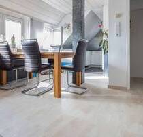 Gepflegte Zwei-Zimmer-Wohnung mit Einbauküche und ausgebautem Dachstuhl in Stuttgart-Rohr