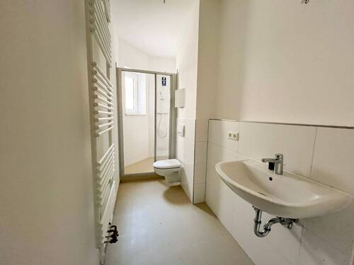 Bad mit Dusche - 