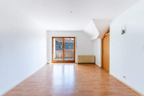 SO200802-1 - - Gemütliche 2-Zimmer-Dachgeschosswohnung mit Balkon im Straubinger Osten -