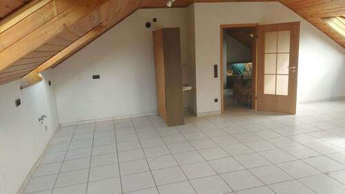 Wohnzimmer - Großzügige 2-Zimmer Dachgeschosswohnung im Grünen