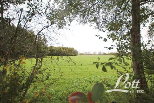 weite Blicke über unverbaute Wiesen und Felder - 