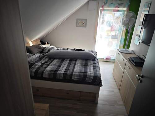 Schlafzimmer mit angrenzender Ankleide - 