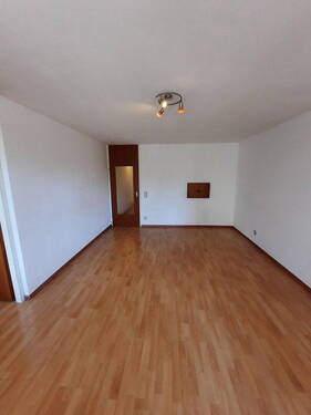 Wohnzimmer mit Durchreiche - 3 Zimmer Etagenwohnung zum Kaufen in Freudenstadt
