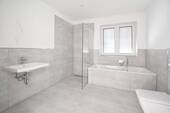 Bad mit Dusche und Badewanne - 