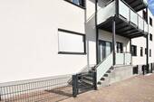 separater Eingang mit wenigen Stufen - 