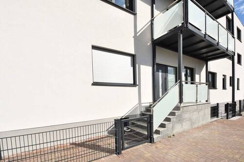 separater Eingang mit wenigen Stufen - 