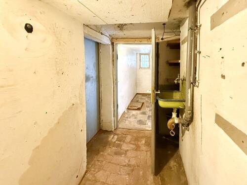 EG Abstellraum + Zugang zur 2. Garage - 